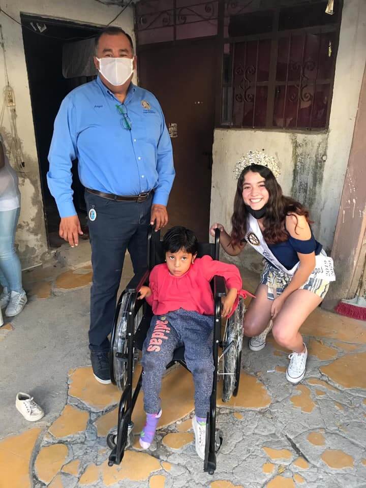 Entrega de silla de ruedas